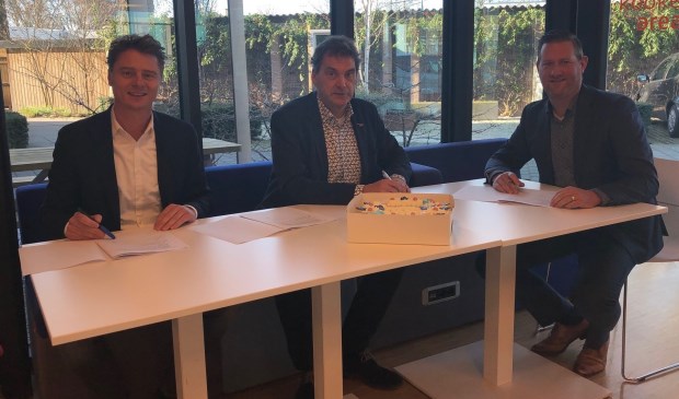 Cas de Haan (Caspar de Haan), Jan van Vucht (Area) en John van der Doelen (Hazenberg Bouw) gaan een contract met elkaar aan.