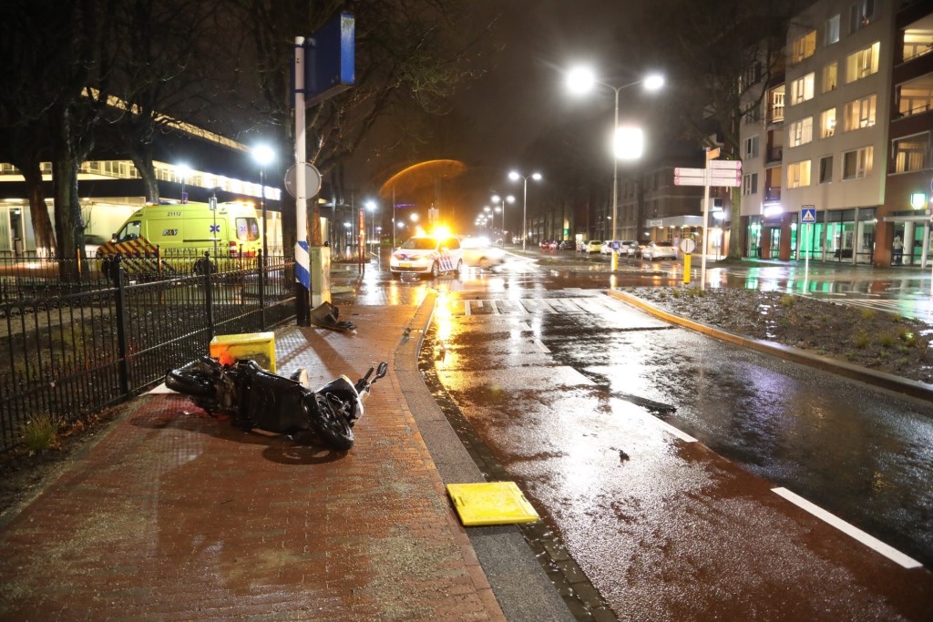 Ongeval op de Raadhuislaan. (Foto: Gabor Heeres / Foto Mallo)