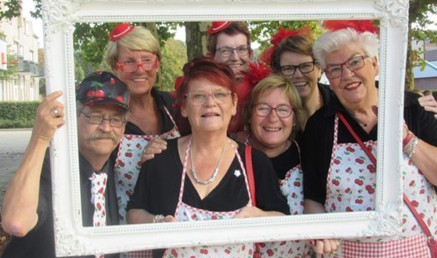 De Ujese Vrollies houden naast zingen ook van gezelligheid