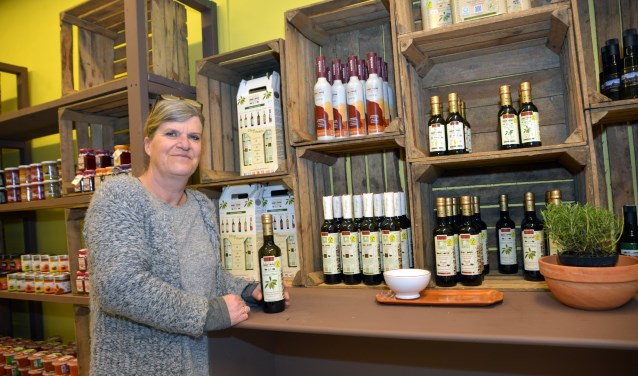 Anita bij de flessen met olijfolie (foto: Henk Lunenburg)