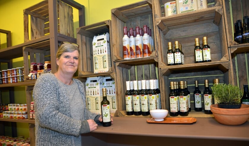 Anita bij de flessen met olijfolie (foto: Henk Lunenburg)