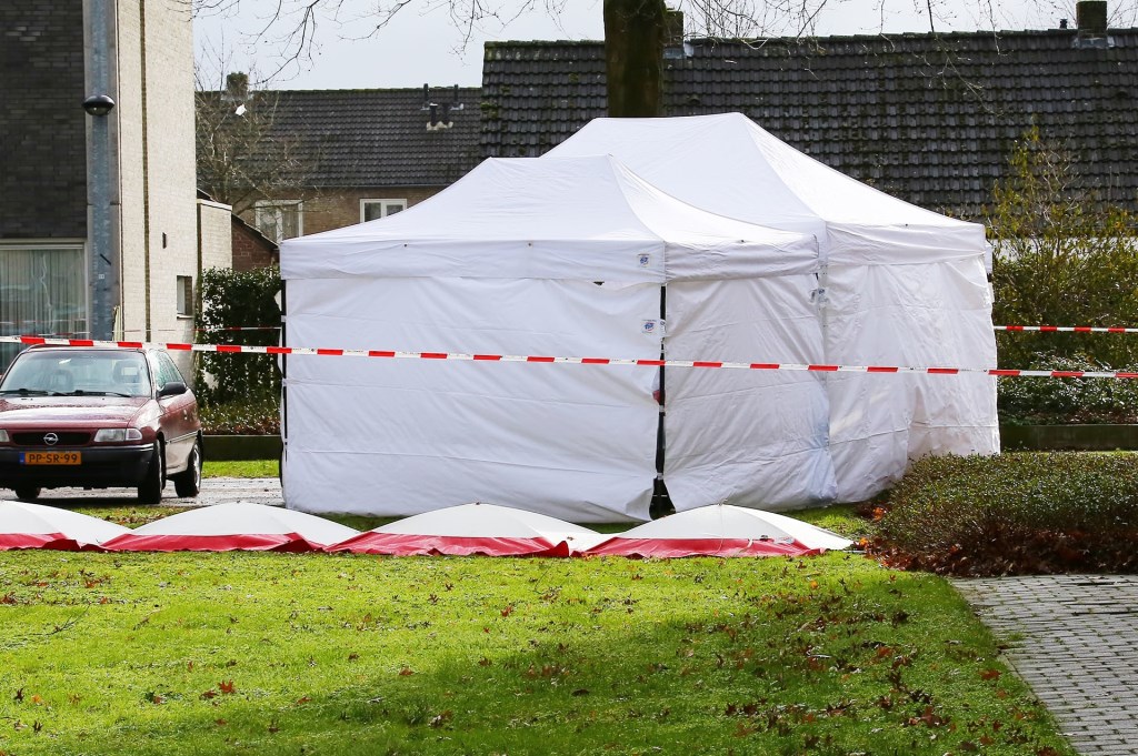 Onderzoek van de recherche in Oss. (Foto: Charles Mallo / Foto Mallo)