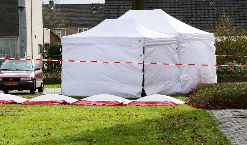 Onderzoek van de recherche in Oss. (Foto: Charles Mallo / Foto Mallo)