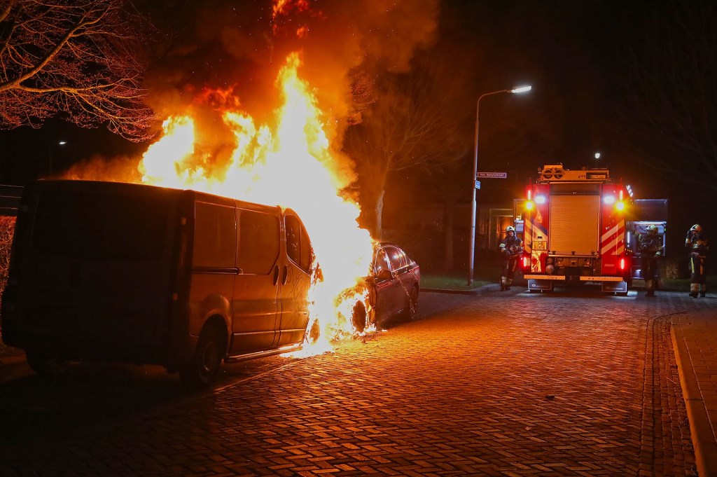 Opnieuw autobranden in Oss, nu in de Willem Barendszstraat. (Foto: Gabor Heeres / Foto Mallo)