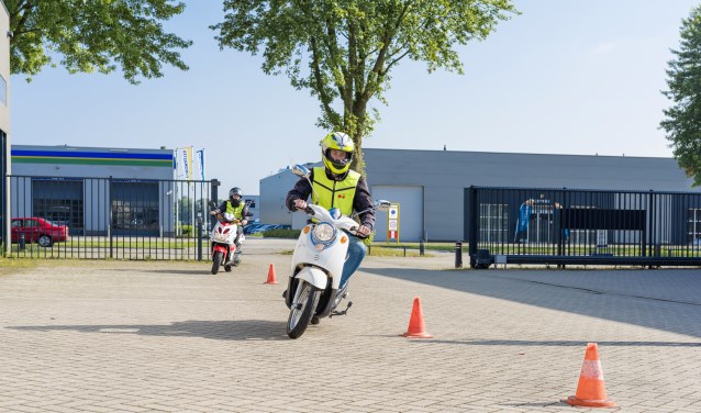 Je kunt bij Smits Opleidingen een scooteropleiding volgen.