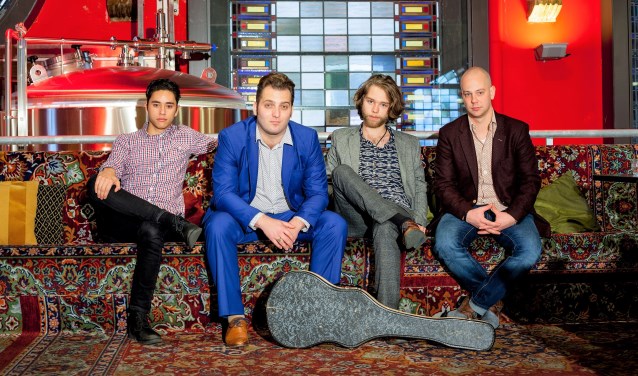 Thomas Toussaint Band speelt the blues.