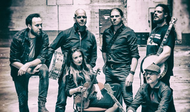 Accordeonist Tom van Aarle (uiterst links) is woonachtig in Veghel.
