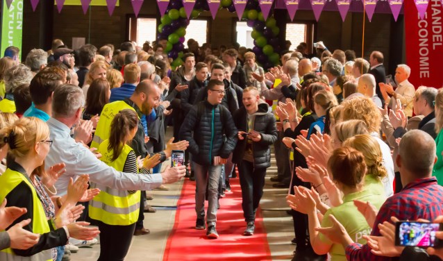 De jongeren worden groots onthaald tijdens het Beroepenfeest. (foto: On Stage)