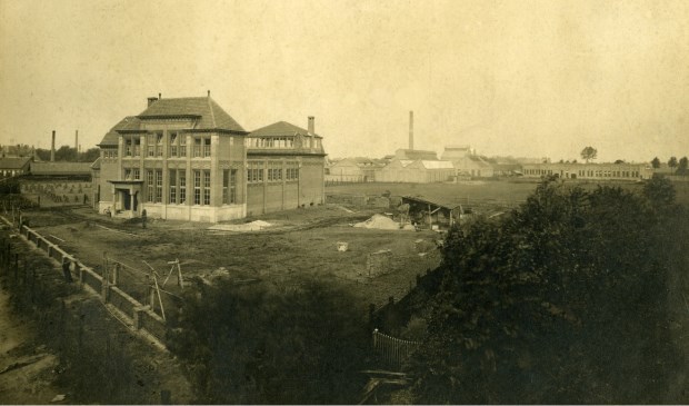 Het nieuwe kantoorgebouw, een ontwerp van Oscar Leeuw, kort voor de oplevering in 1919. Op de achtergrond is het fabrieksterrein te zien. Collectie Stadsarchief Oss.