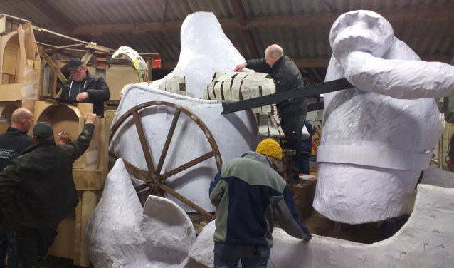B.V. Niks uit Zijtaart is druk bezig met de bouw van de 33ste carnavalswagen
