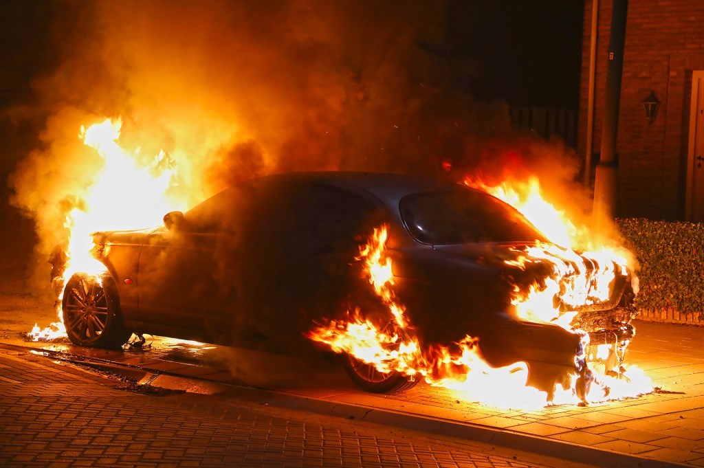 Weer een autobrand in Oss; Jaguar volledig uitgebrand. (Foto: Gabor Heeres / Foto Mallo)