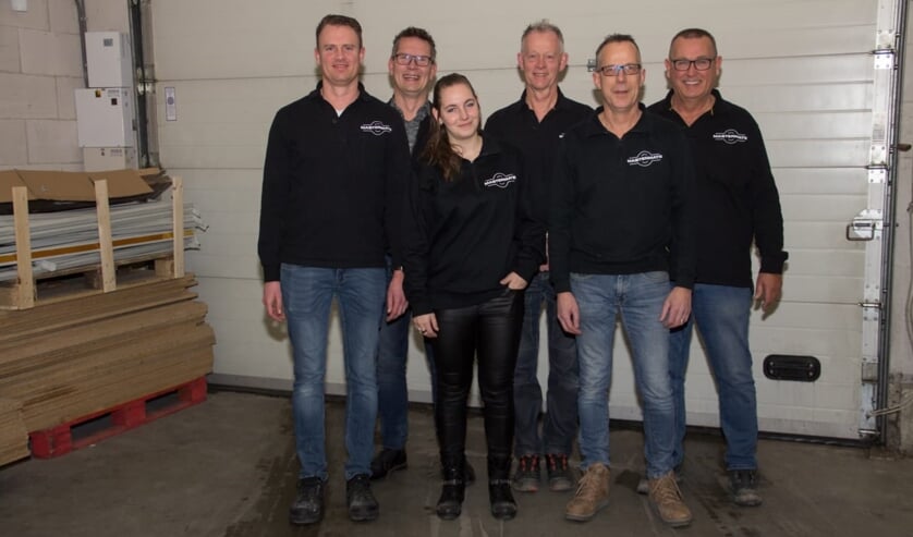Vestigingsleider Hans Wijers (tweede man van rechts) en het team van Mastermate Boxmeer voor het nieuwe pand aan de Romeinenstraat 22.01 in Beugen.