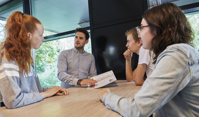 Docent Luc Wijnen geeft uitleg aan zijn leerlingen Danique Schilder, Kiki van der Duijn en Jeffrey Ariens op ROC De Leijgraaf in Cuijk.