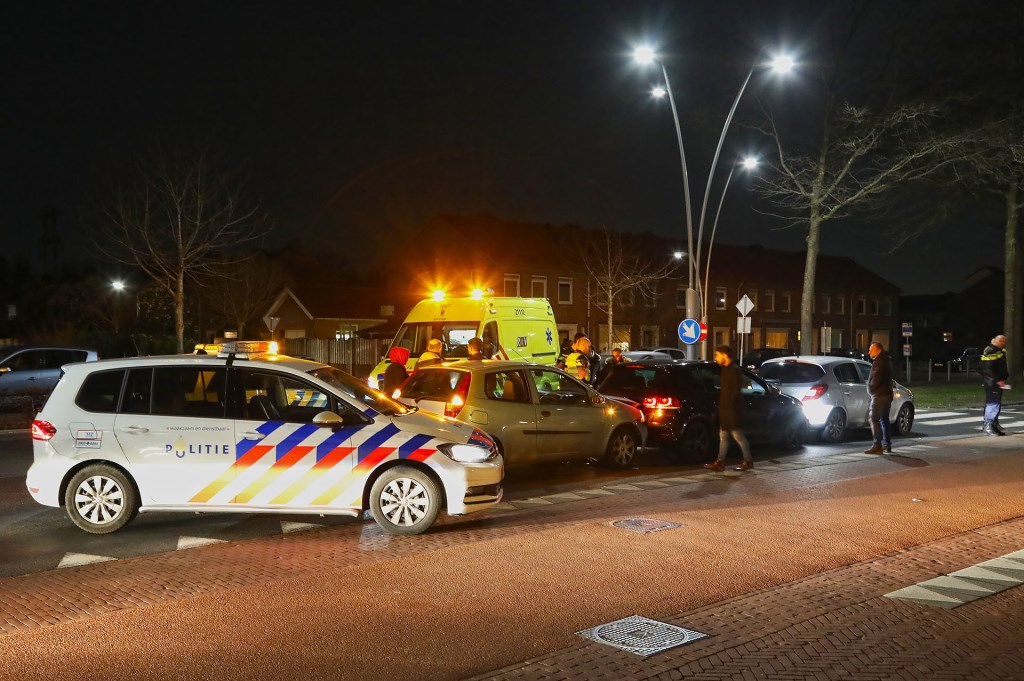 Drie auto's rijden tegen elkaar op de Singel 1940-1945. (Foto: Gabor Heeres / Foto Mallo)