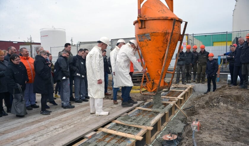 Het eerste beton wordt gestort door oud-eigenaren van Bacu (foto: Henk Lunenburg)