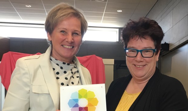 Wethouder Coby van der Pas en Ellen Vos, directrice van De Vijfmaster.