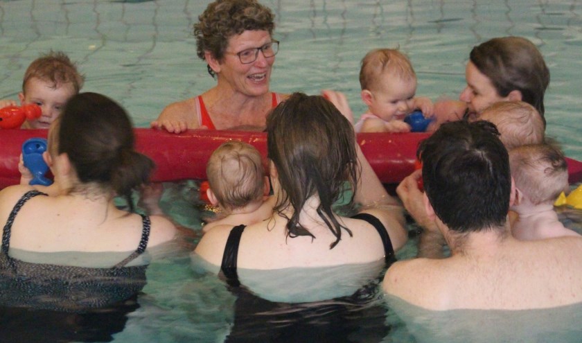 Simone Swinkels tijdens een les babyzwemmen bij Fitland Mill.
