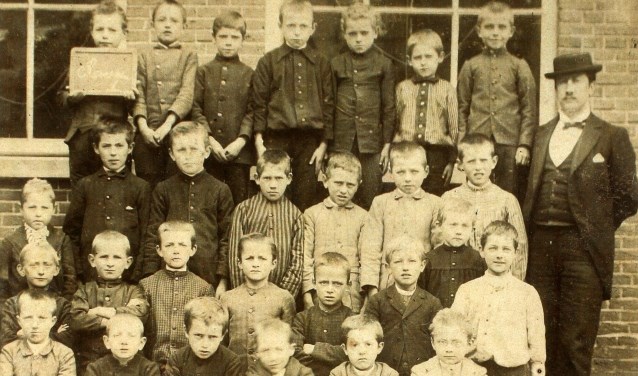 Een foto van een schoolklas in 1892/1893.