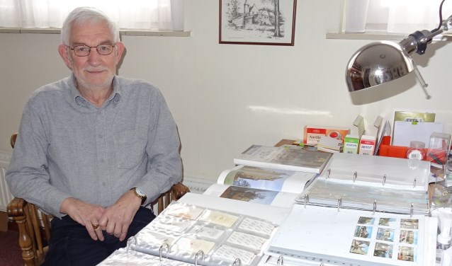 Wim Rijkers uit Uden met zijn verzameling over kastelen.