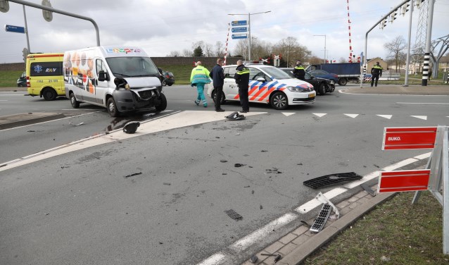 Auto en bedrijfsbus botsen op Megensebaan. (Foto: Gabor Heeres / Foto Mallo)