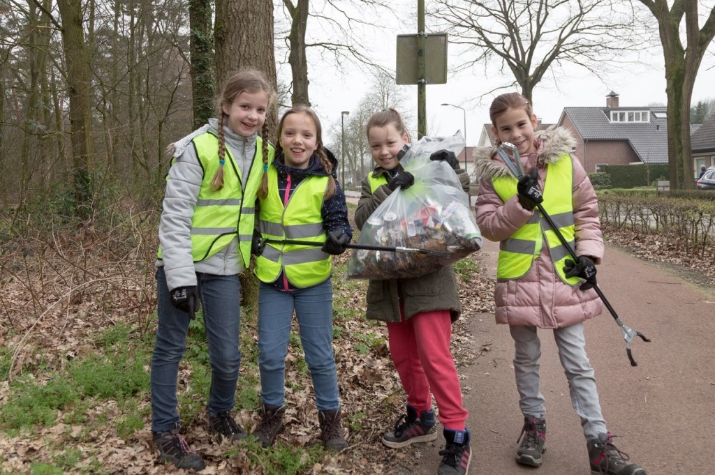 Kinderen in Overloon aan de slag. (foto: Albert Hendriks)
