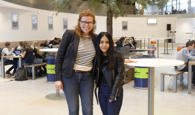 Barbara Sol en Fernanda Zavala (L) gingen op uitwisseling in elkaars thuisland. Barbara ging naar Mexico en Fernanda zit op school in Nederland.