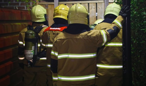 De brandweer in de Zwaluwstraat. (Foto: Gabor Heeres / Foto Mallo)