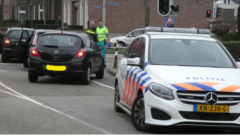 Ongeval op de kruising van de Nieuwe Hescheweg / Molenstraat. (Foto: Thomas)