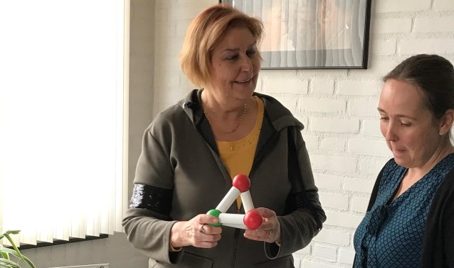 Anne v Dinther van het Basisteam Jeugd en Gezin (R) en Marjon v Herpen van ONS welzijn (L).