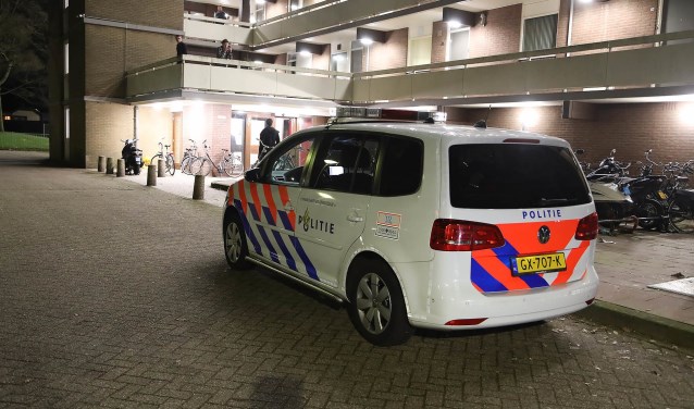 Politie in de Listzgaarde. (Foto: Gabor Heeres / Foto Mallo)