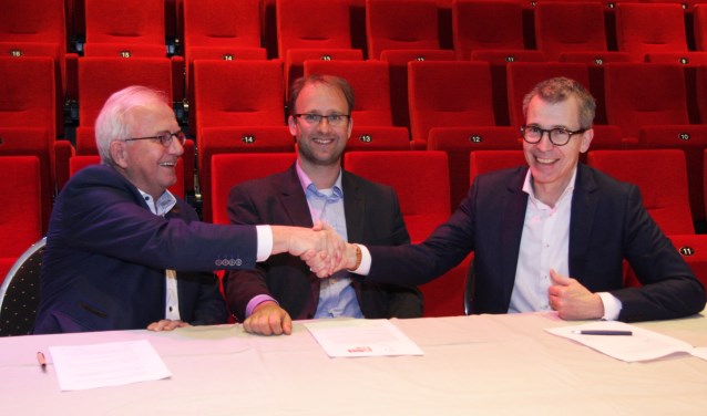 Ondertekening overeenkomst De Blauwe Kei en ’t Spectrum door Harry Vermeulen (R) en Leo van Rozendaal (L) in het bijzijn van wethouder Roozendaal (foto: Ferry Tausch).
