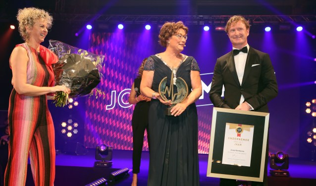Joep Kemkens met naast hem burgemeester Wobine Buijs-Glaudemans.