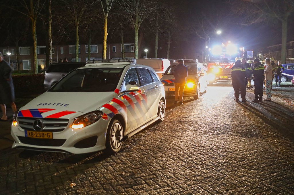 Zwaar vuurwerk ontploft bij woning aan Saturnusstraat. (Foto: Gabor Heeres / Foto Mallo)