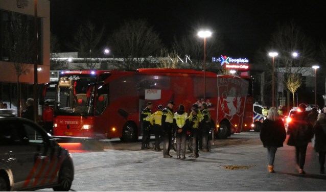 Veel politie bij TOP Oss - FC Twente. (Foto: Thomas)