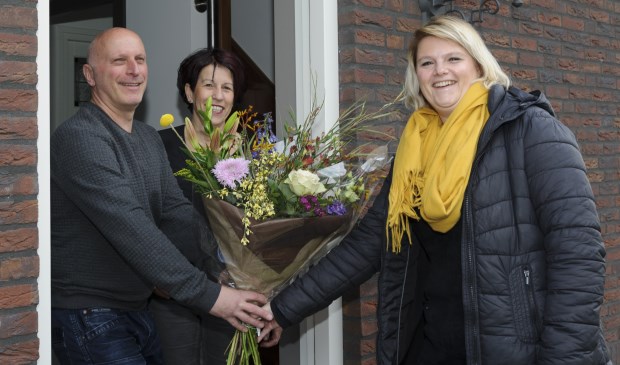 De familie Verheijen neemt de bloemen in ontvangst van Kimberley van Steenbergen (r) van provider SNLR. (foto: Ben Nienhuis)