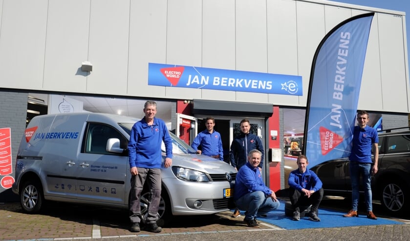 Het team van Jan Berkvens Electro World toont de nieuwe huisstijl. (foto: Ingrid Driessen)