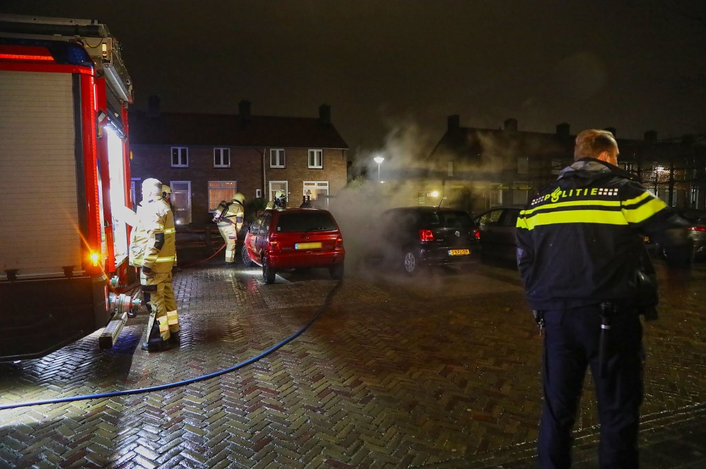 Autobrand in Roodborststraat. (Foto: Gabor Heeres / Foto Mallo)