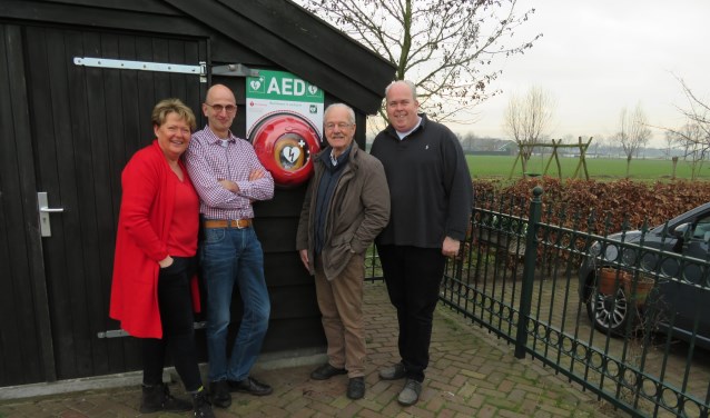 vlnr: Cisca Dijkgraaf Thomashuis Erp, Hans Rijkers AED commissie Keldonk, Leo Engelen stichting Veghel HartSave en Dennis Dijkgraaf Thomashuis Erp.