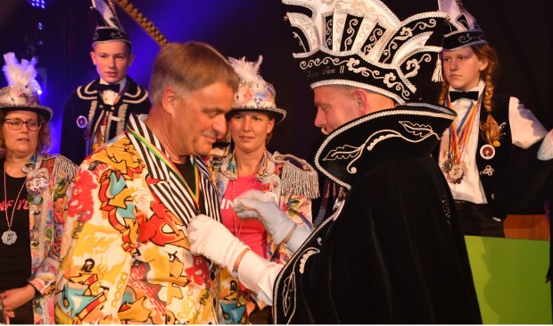 Ad van Nunen wordt 'geridderd'