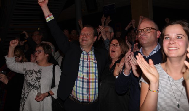 Eus Witlox balt zijn vuist na de verkiezingsoverwinning.