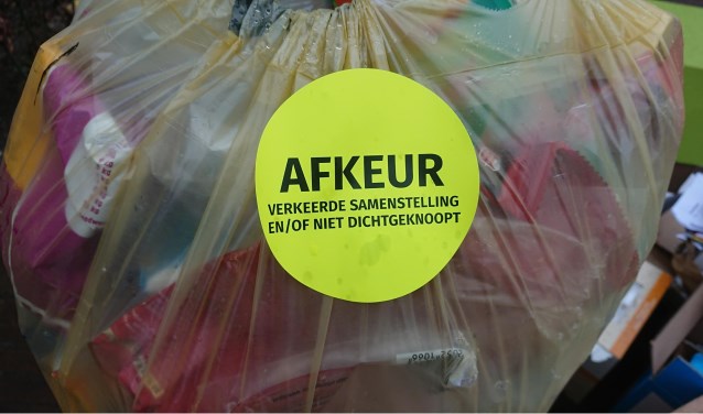 De zakken moeten goed worden aangeboden, want anders laat afvalverwerker Van Kaathoven ze liggen.