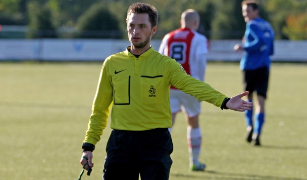 Scheidsrechter Maarten Bouw uit Erp fluit zondag op Soetendaal Volharding - Emplina