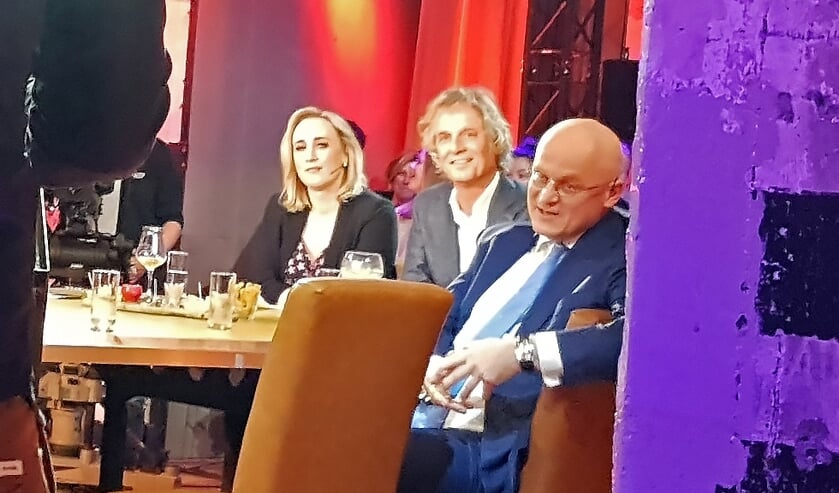 Eva Jinek, Jeroen Pauw en minister Grapperhaus luisteren naar Martijn Koning