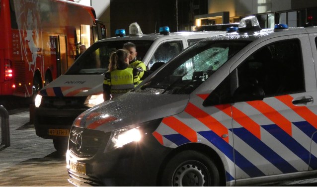 Veel politie bij TOP Oss - FC Twente. (Foto: Thomas)