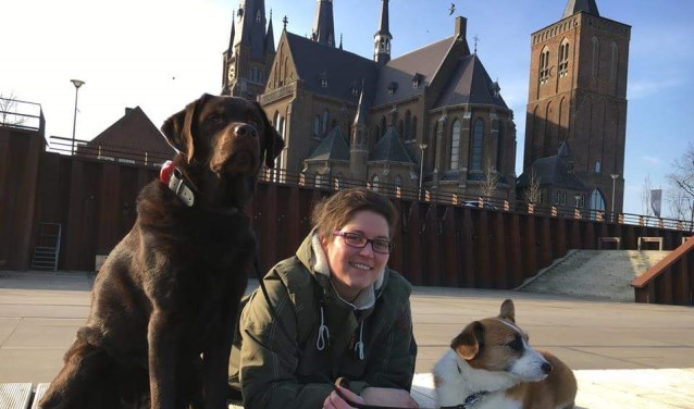 Kim de Bruijni met haar honden voor de kerk in Cuijk.