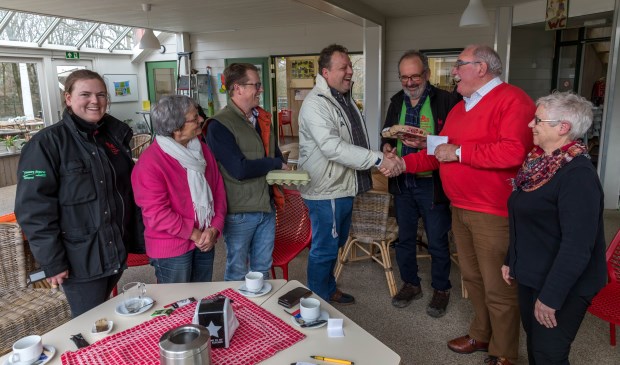 De overhandiging van de cheque afgelopen donderdagmiddag