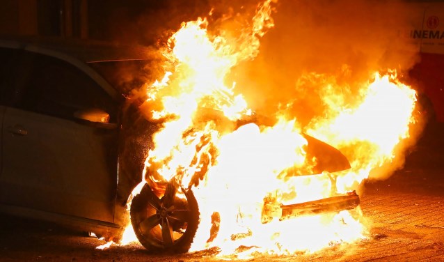 Autobrand in Schapedreef. (Foto: Gabor Heeres / Foto Mallo)