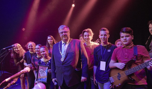 De schoolband van Metameer Jenaplan Boxmeer neemt de prijs in ontvangst van burgemeester Bruls.