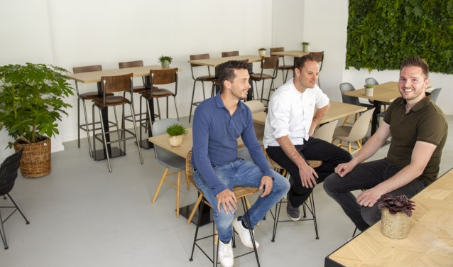 Bram van Grinsven, Werner Croijmans en Thijs Doedee in het nieuwe stadscafé (foto: Ad van de Graaf)