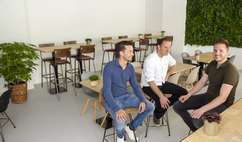 Bram van Grinsven, Werner Croijmans en Thijs Doedee in het nieuwe stadscafé (foto: Ad van de Graaf)